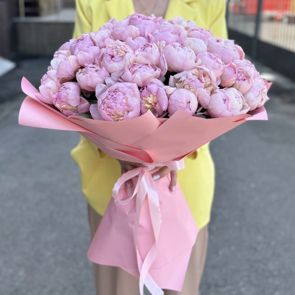 Букет из 51 нежно-розового пиона