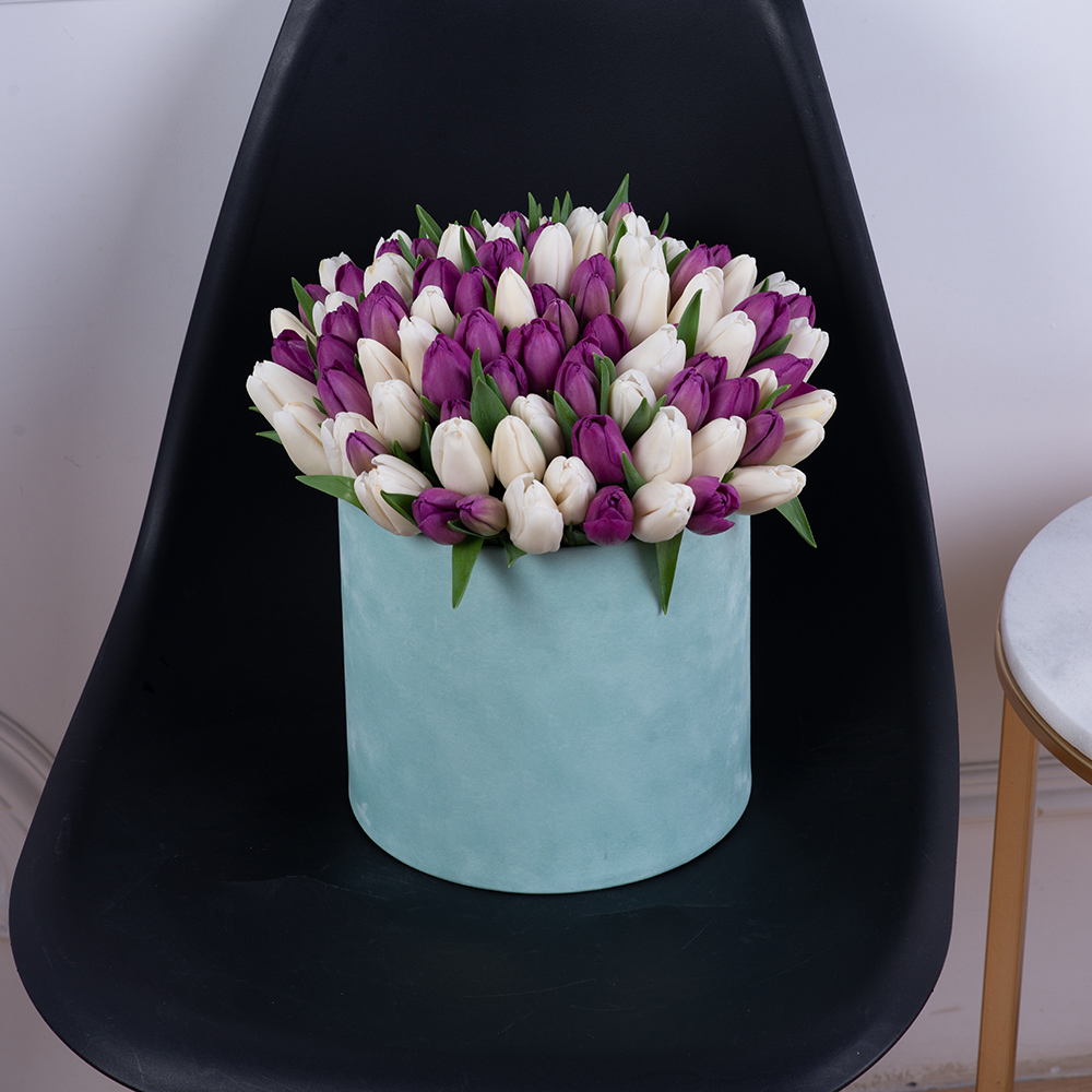 101 разноцветный тюльпан в зеленой бархатной шляпной коробке