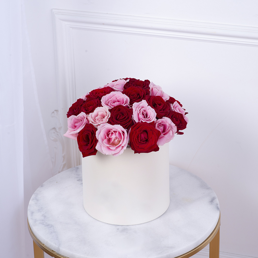 Букет из 35 разноцветных роз premium в кремовой шляпной коробке