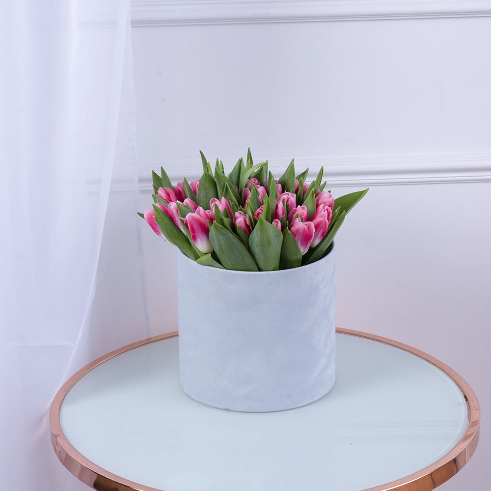 51 Бело-малиновый тюльпан в серой бархатной шляпной коробке