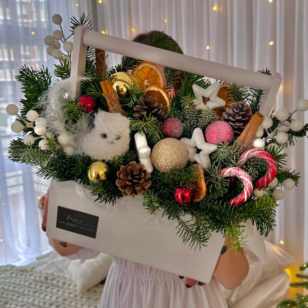 Зимняя композиция с живой елью, леденцами и декором