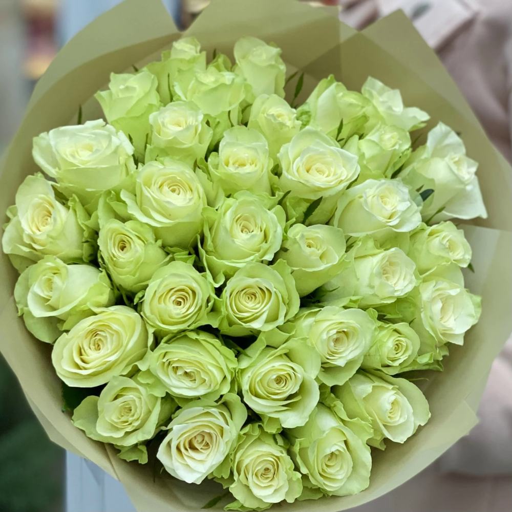 35 белых роз в крафте