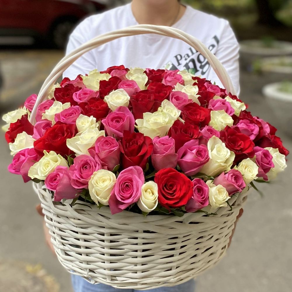 101 роза микс в корзине с лентой