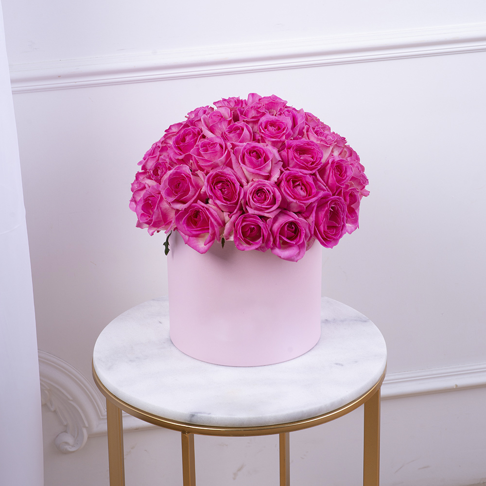 Букет из 51 малиновой розы premium в розовой шляпной коробке