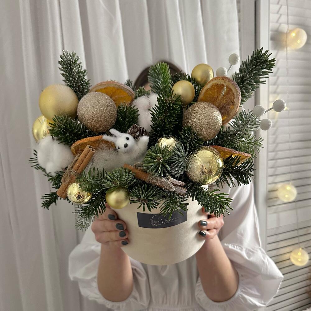 Зимняя композиция с живой елью, новогодним декором в бархатной коробке