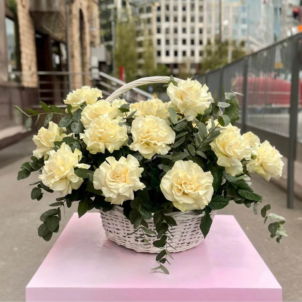 Французская белая роза в корзине 25 шт.
