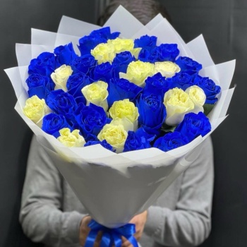 Букет из 37 синих и белых роз Эквадор