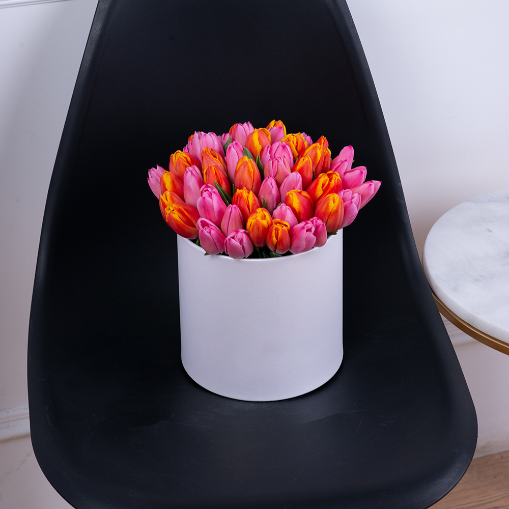 Букет микс из 51 тюльпана в белой шляпной коробке