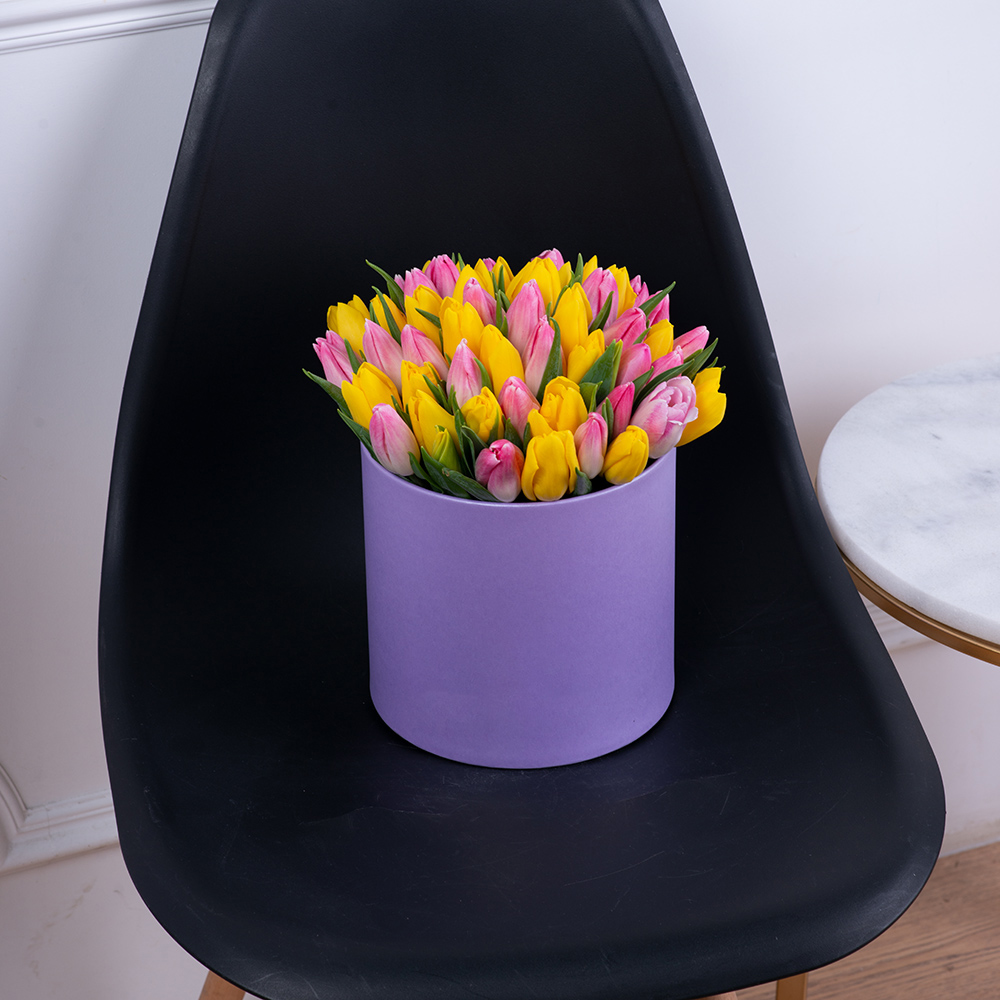 51 разноцветных тюльпан в фиолетовой шляпной коробке