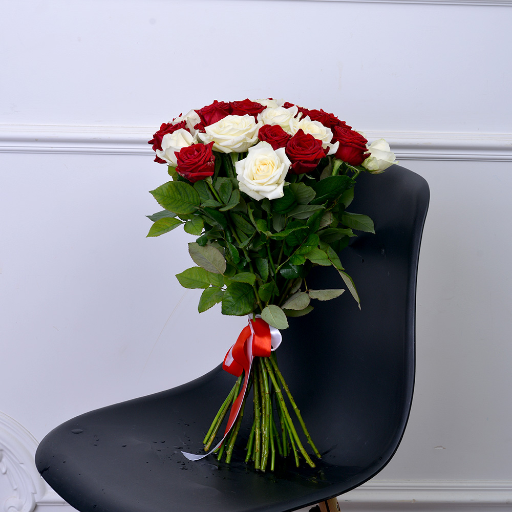 Букет из 25 разноцветных роз Premium 50 см