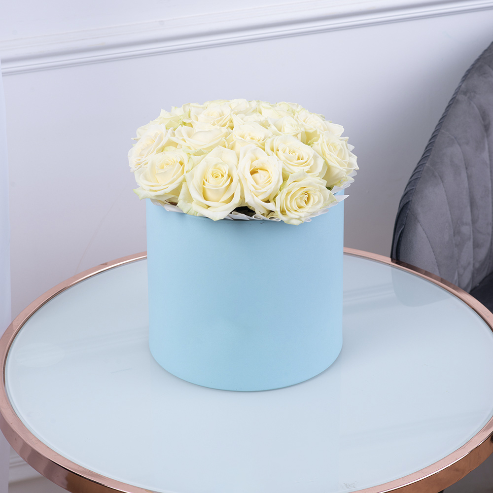 Букет из 21 белой розы premium в голубой шляпной коробке