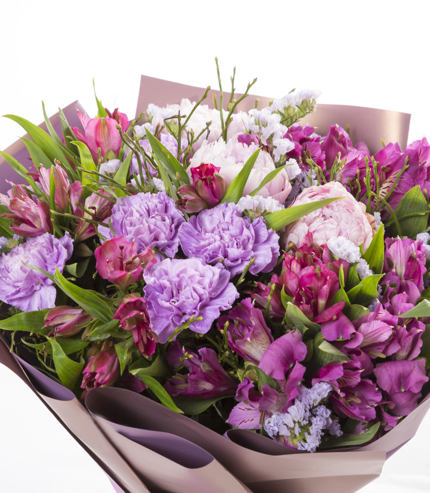 Букет из альстромерии, пионов и гвоздики
