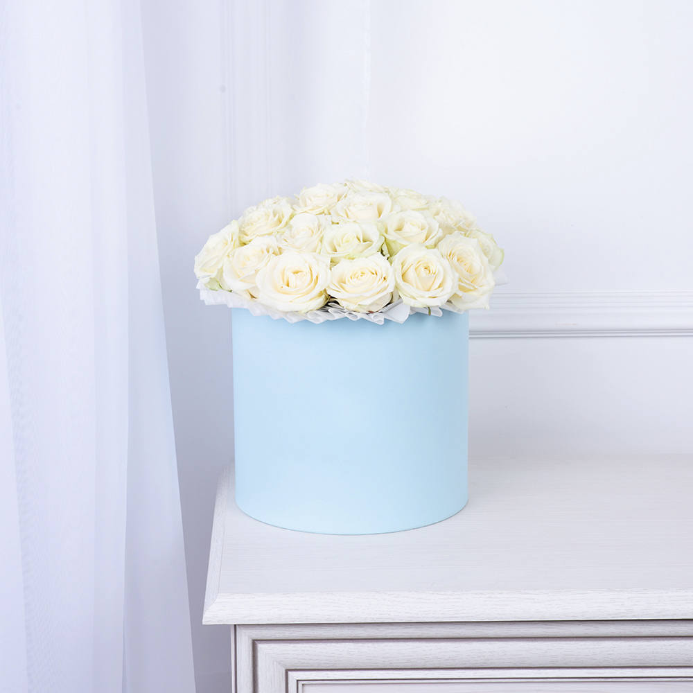 Букет из 25 белых роз premium в голубой шляпной коробке