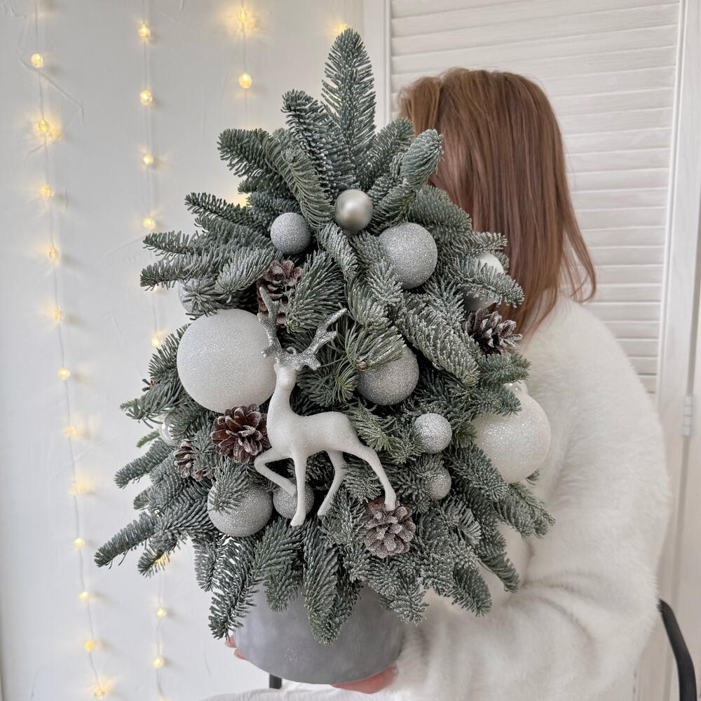 Авторская живая ель из нобилиса с новогодним декором 