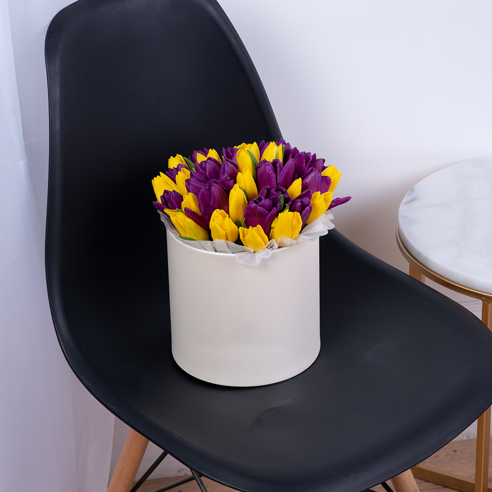 35 разноцветных тюльпан в кремовой шляпной коробке