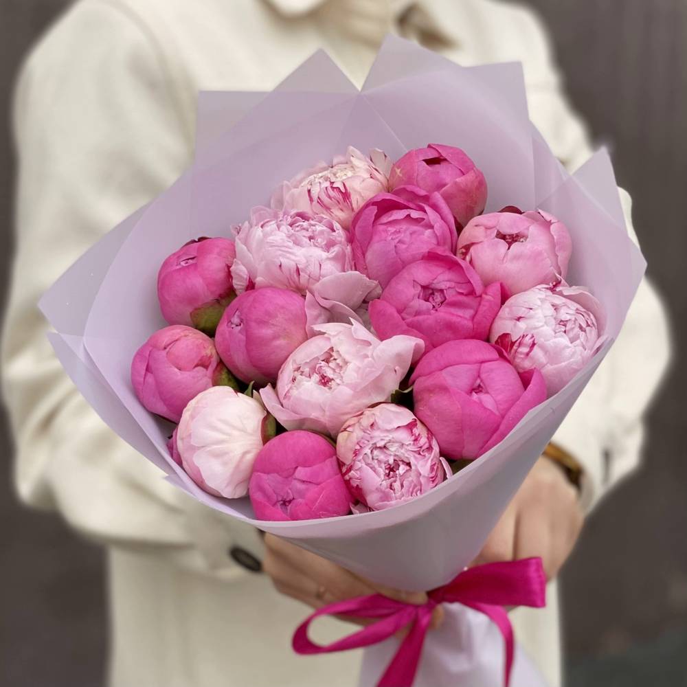 Букет из 15 разноцветных пионов