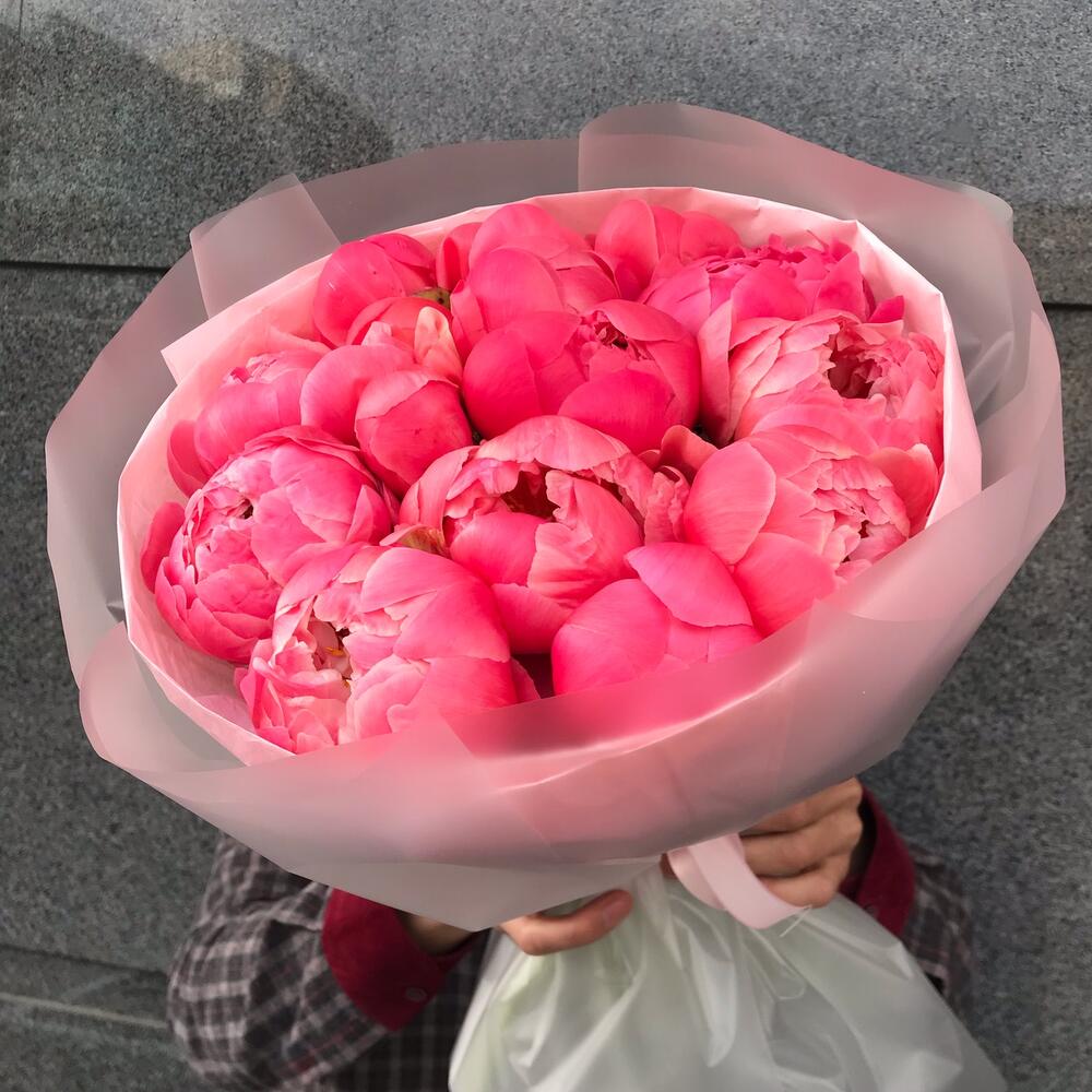 Букет из 15 коралловых пионов