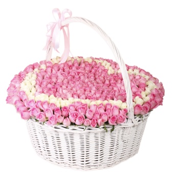 Сердце из 501 розовой и белой розы в корзине