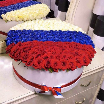 Букет из 101 розы в стиле Российского флага