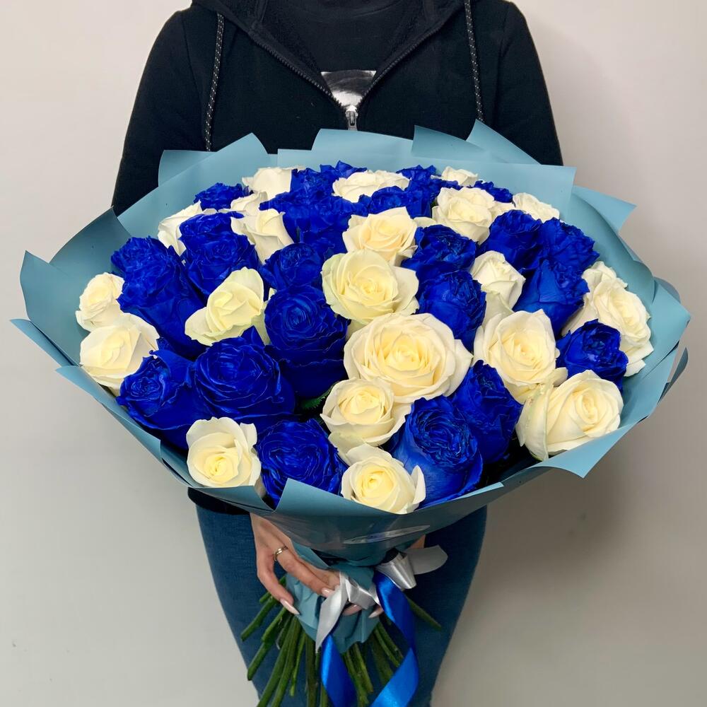 Букет из 51 синей и белой розы