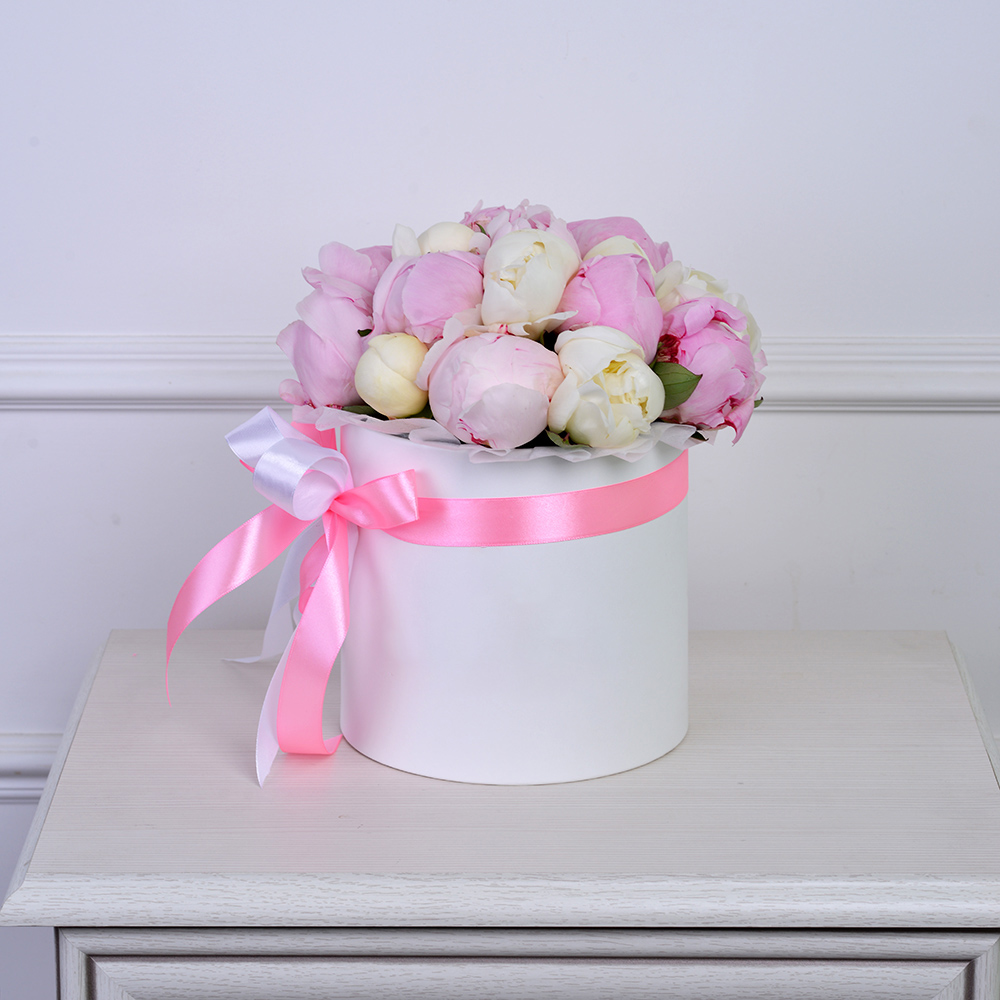 Букет из 19 разноцветных пионов в белой шляпной коробке
