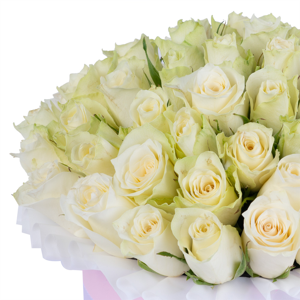 Букет из 35 белых роз в розовой шляпной коробке