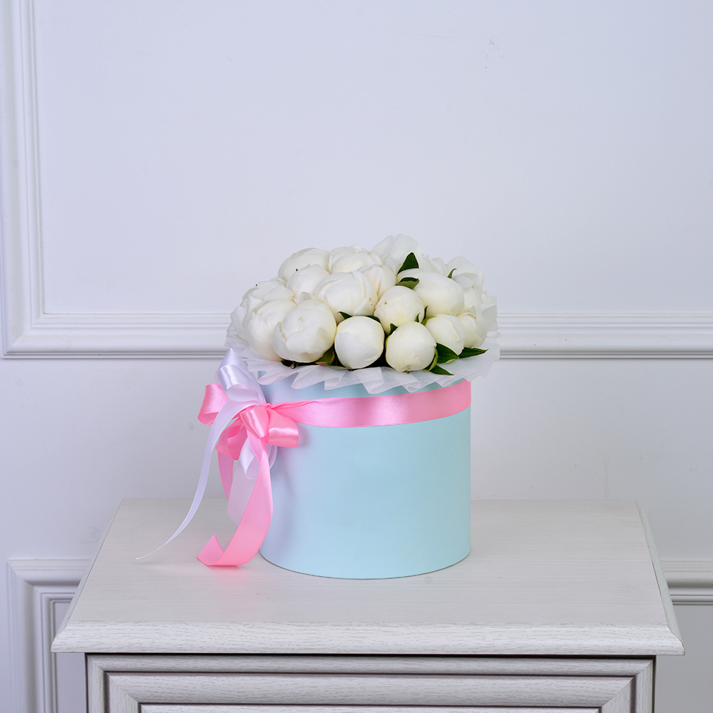 Букет из 21 белого пиона в голубой шляпной коробке