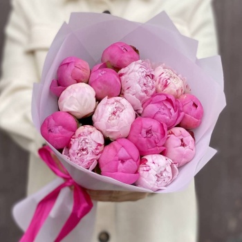 Букет из 15 разноцветных пионов