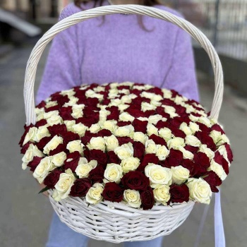 201 красная и белая роза в корзине