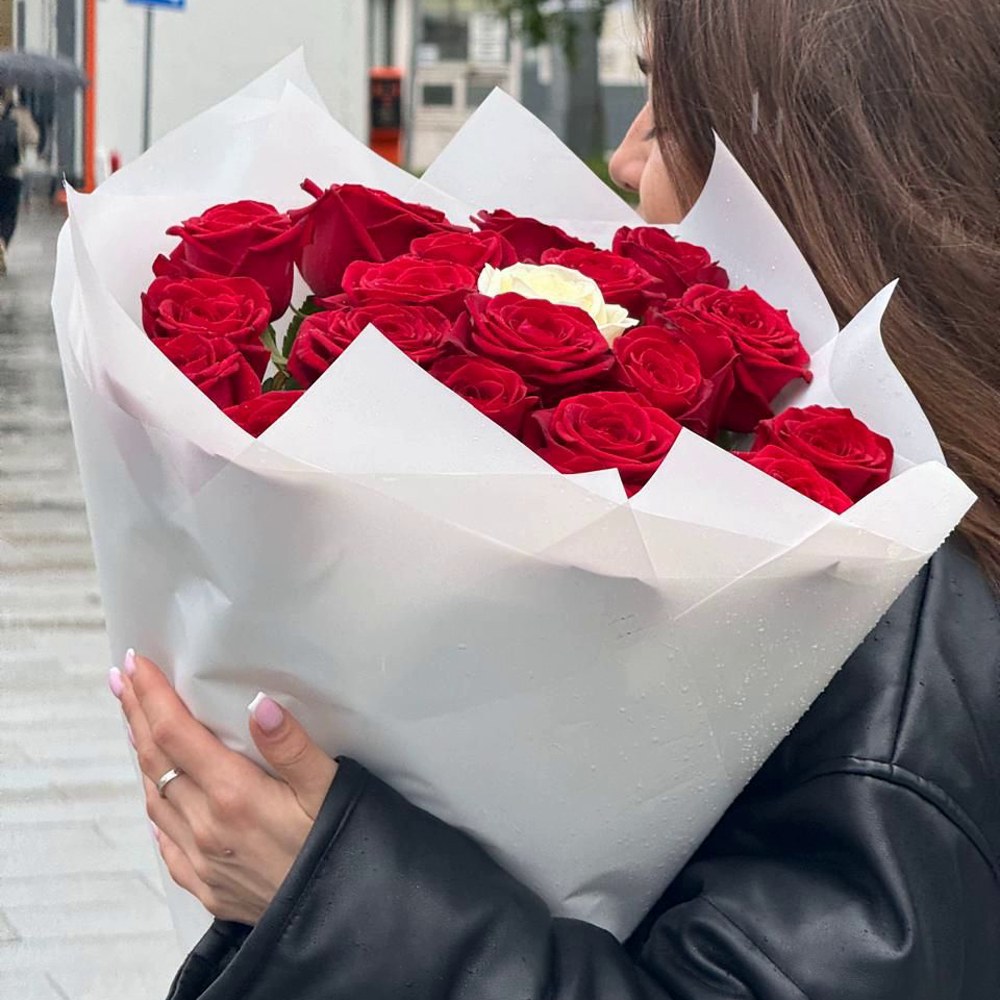 Букет из 21 красной розы 80 см