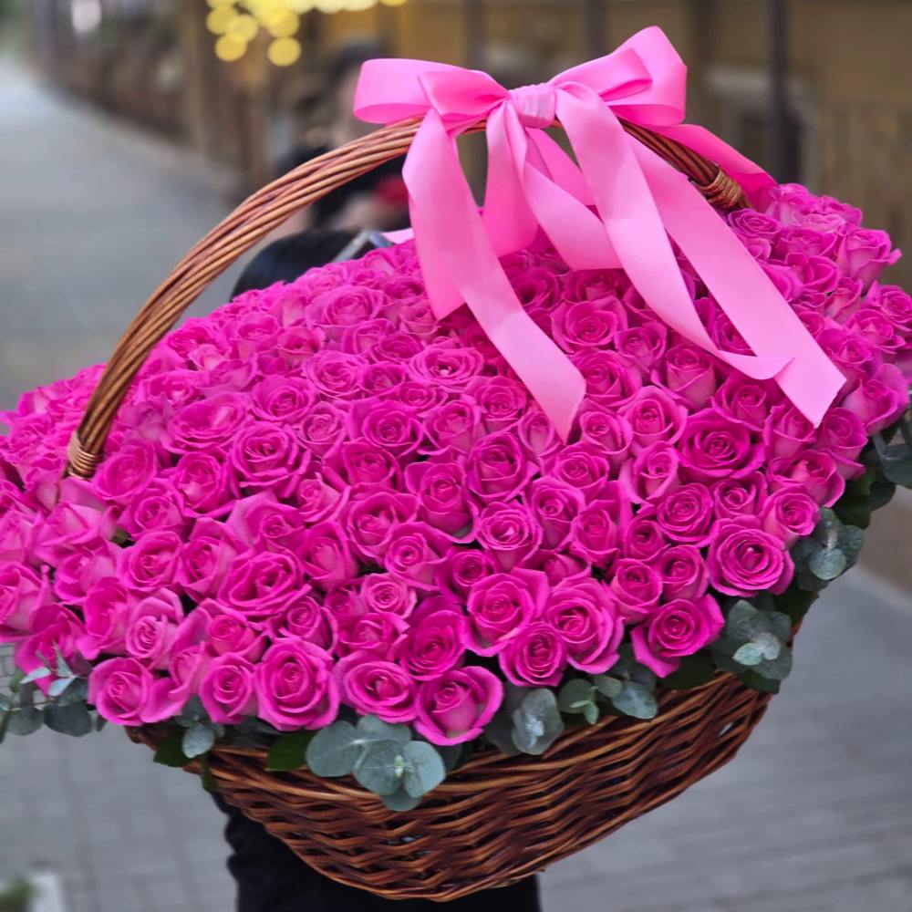 201 малиновая роза в корзине с лентой