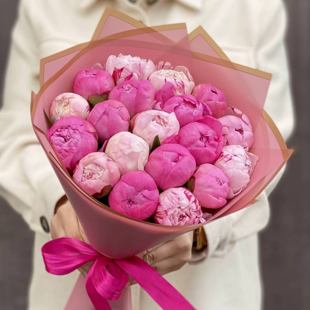 Букет из 19 разноцветных пионов