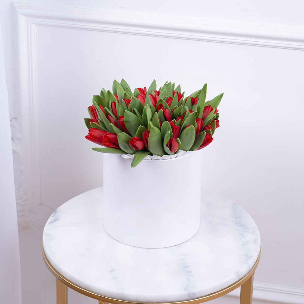 51 красный тюльпан в белой шляпной коробке