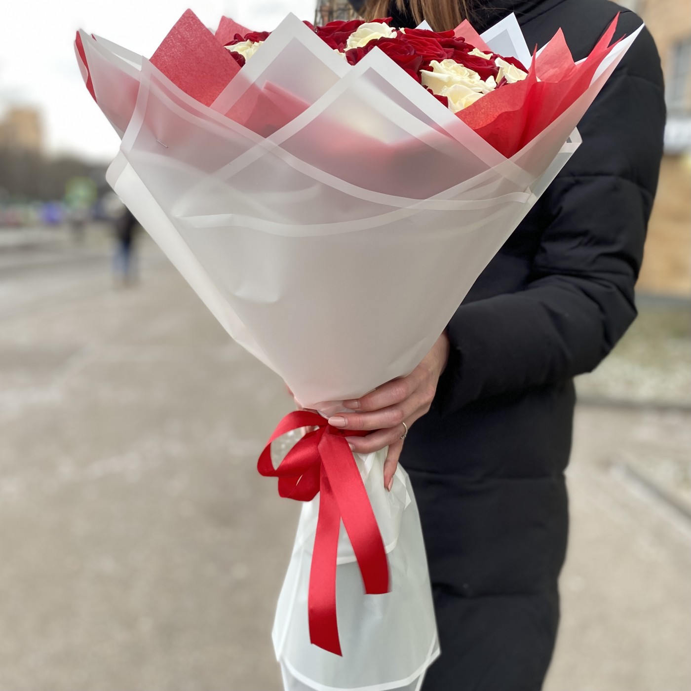 Букет из 51 красной и белой розы 50 см