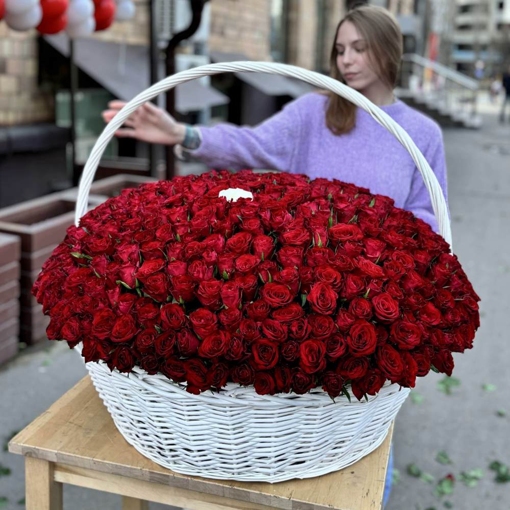 501 красная роза в корзине