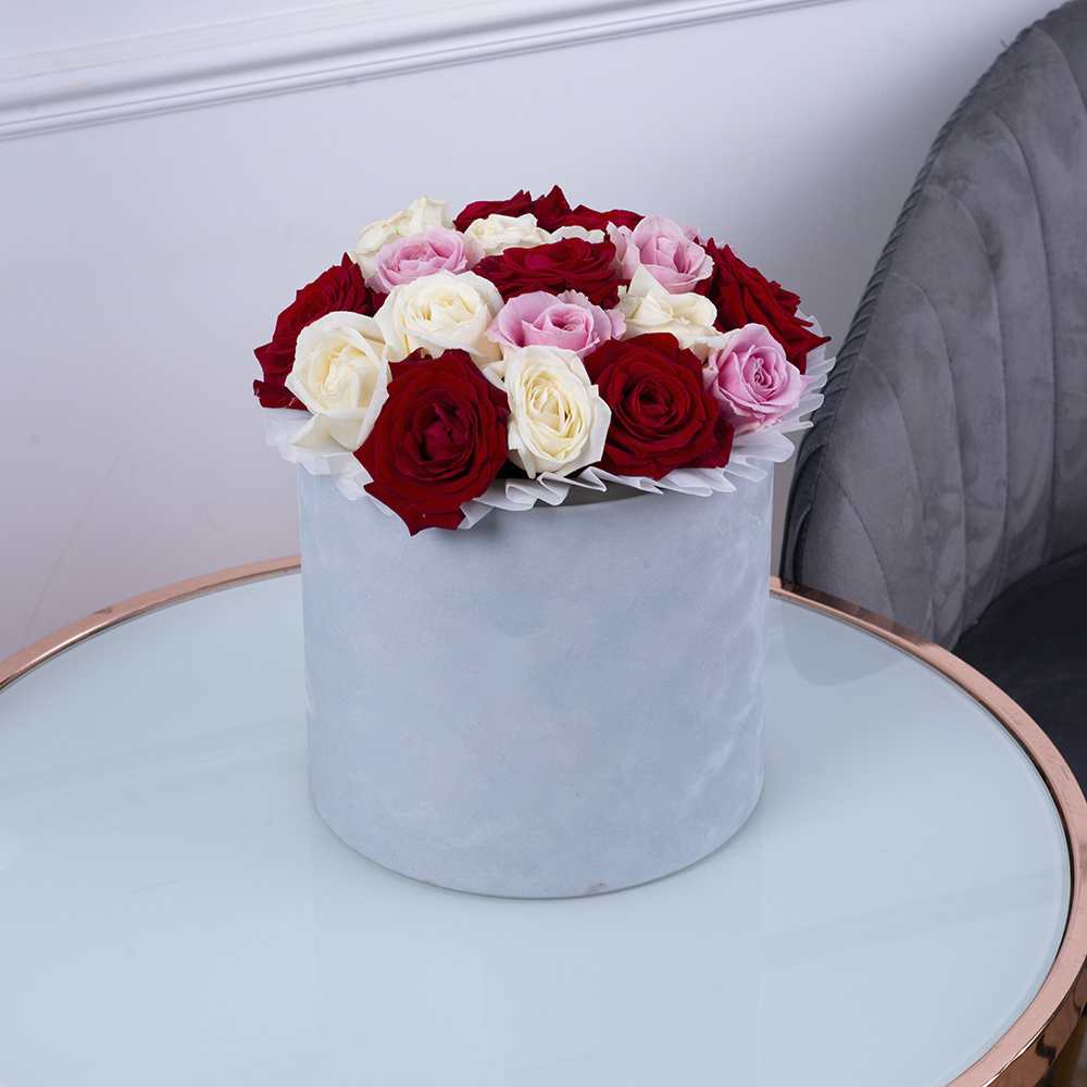 Букет из 19 разноцветных роз premium в серой бархатной шляпной коробке