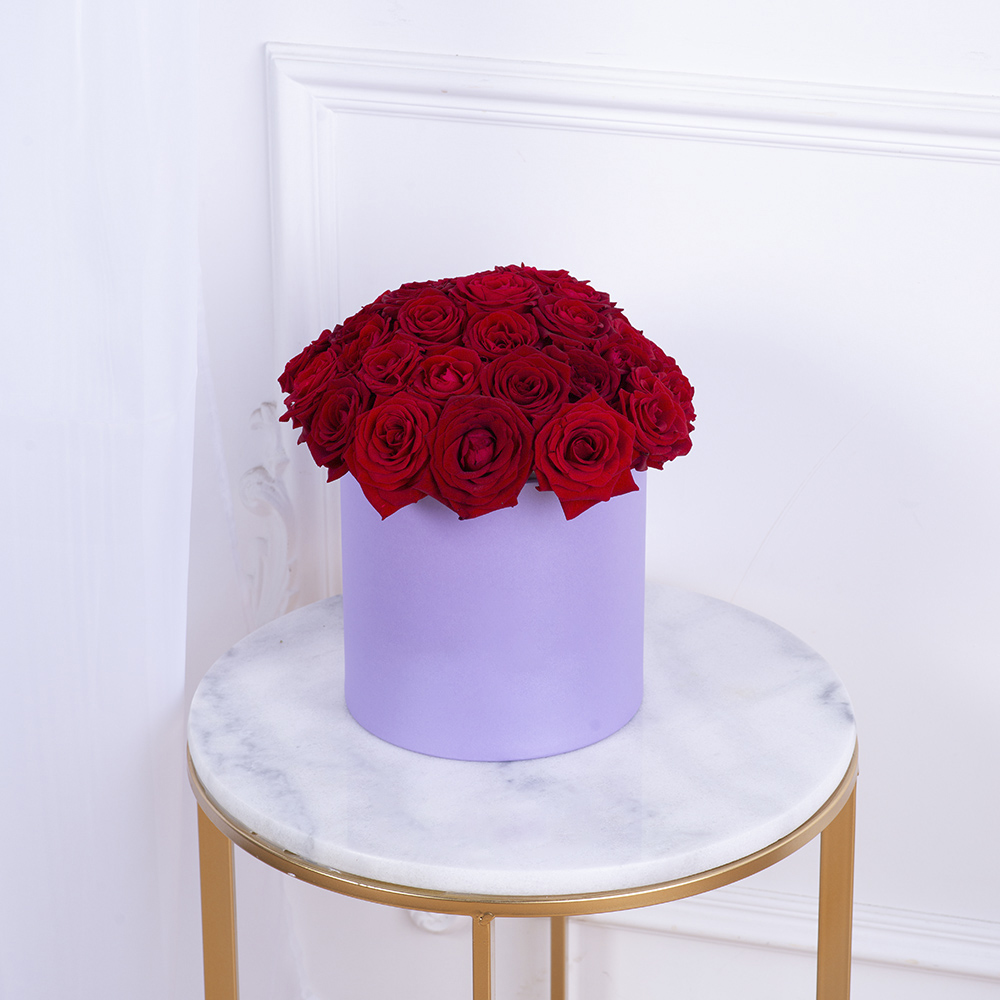 Букет из 35 красных роз premium в фиолетовой шляпной коробке