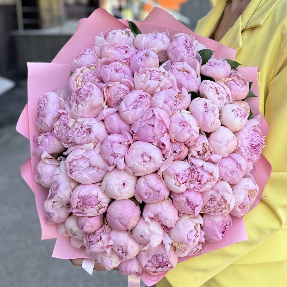 Букет из 51 нежно-розового пиона