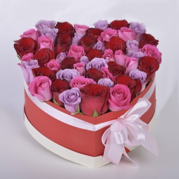 51 роза микс в коробке в форме сердца
