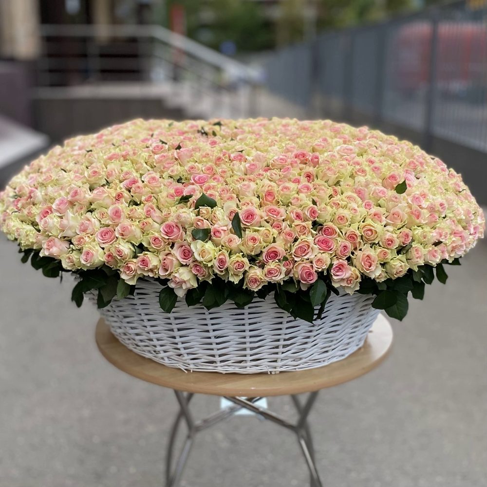 Шикарная корзина из 1001 нежно-розовой розы 