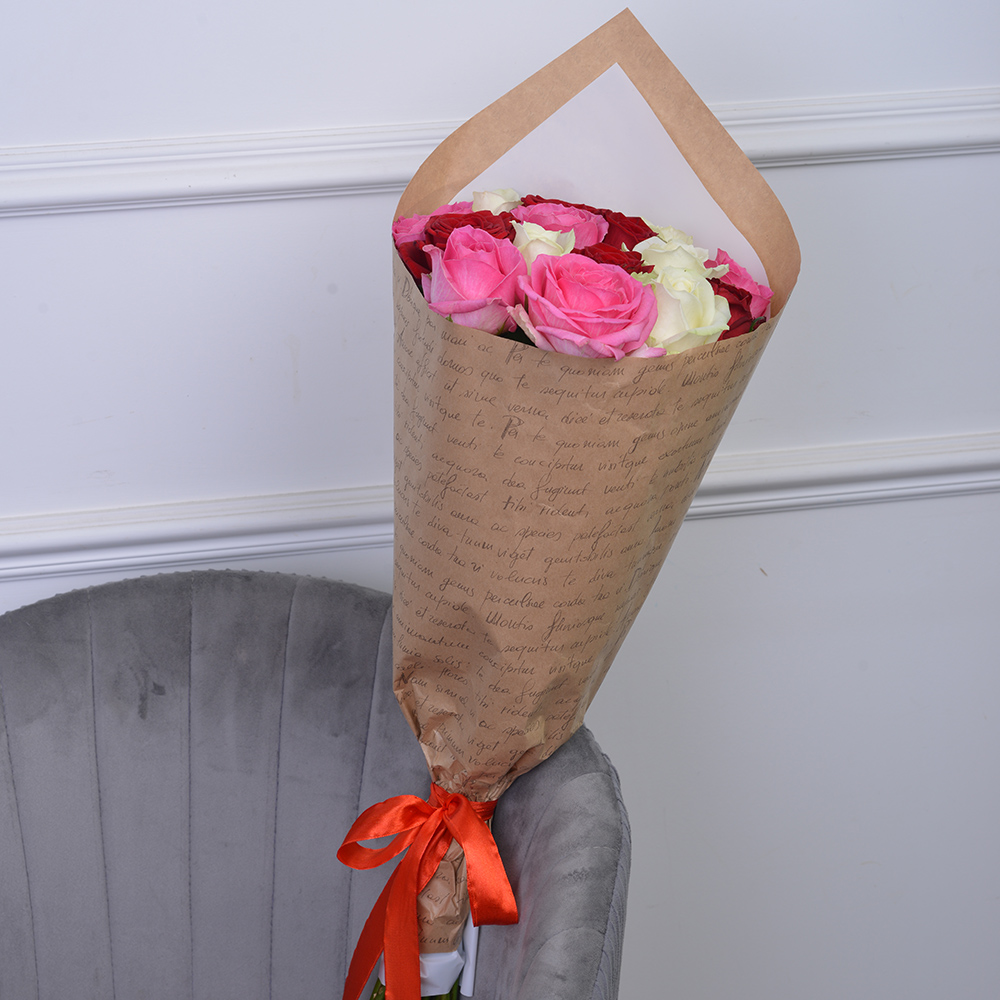 15 разноцветных роз 60 см в крафте