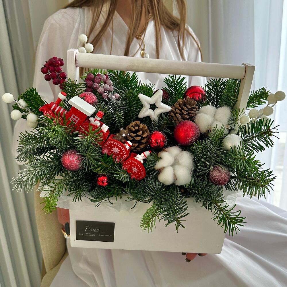 Зимняя композиция с живой елью, натуральным хлопком и новогодним декором