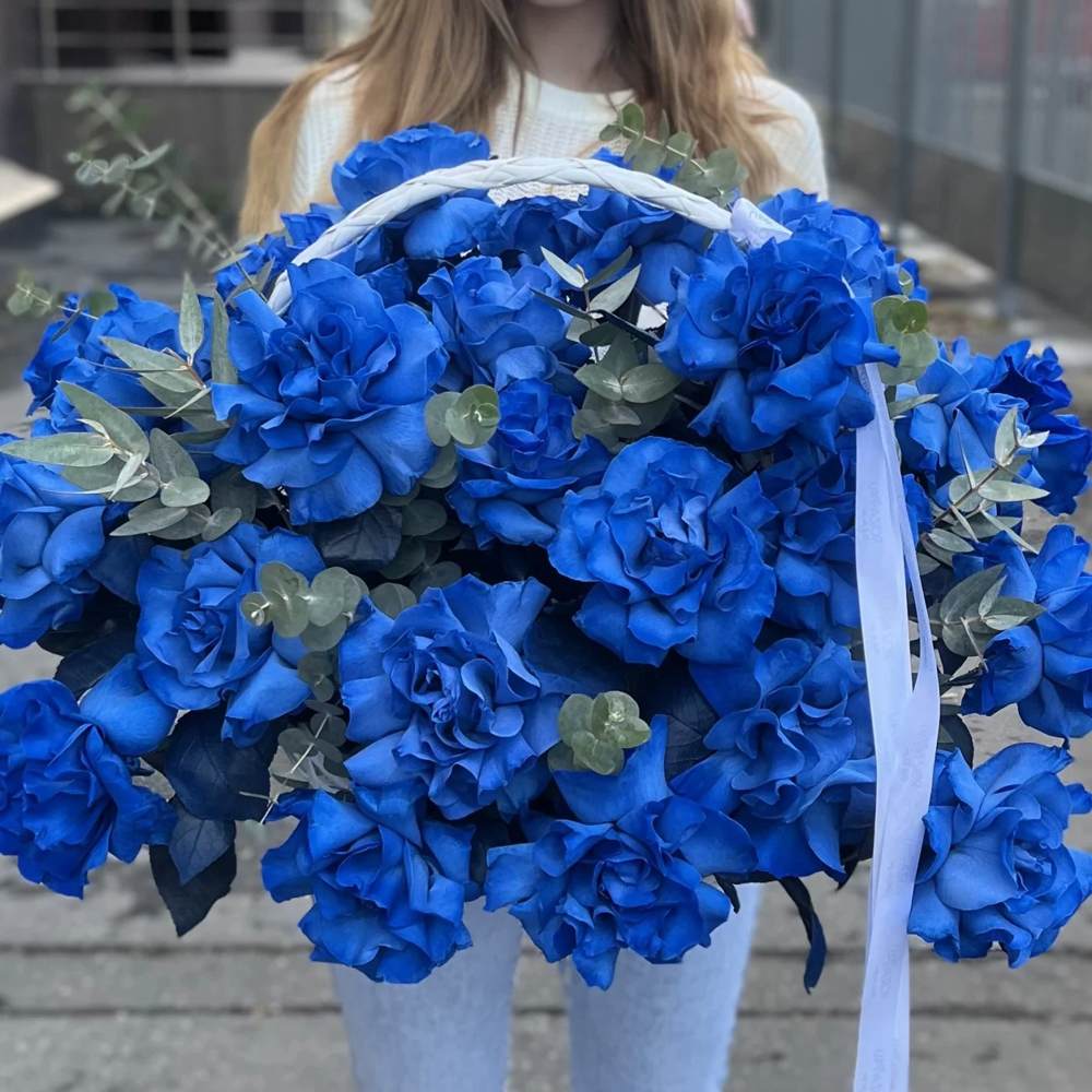 Французская синяя роза в корзине 25 шт.