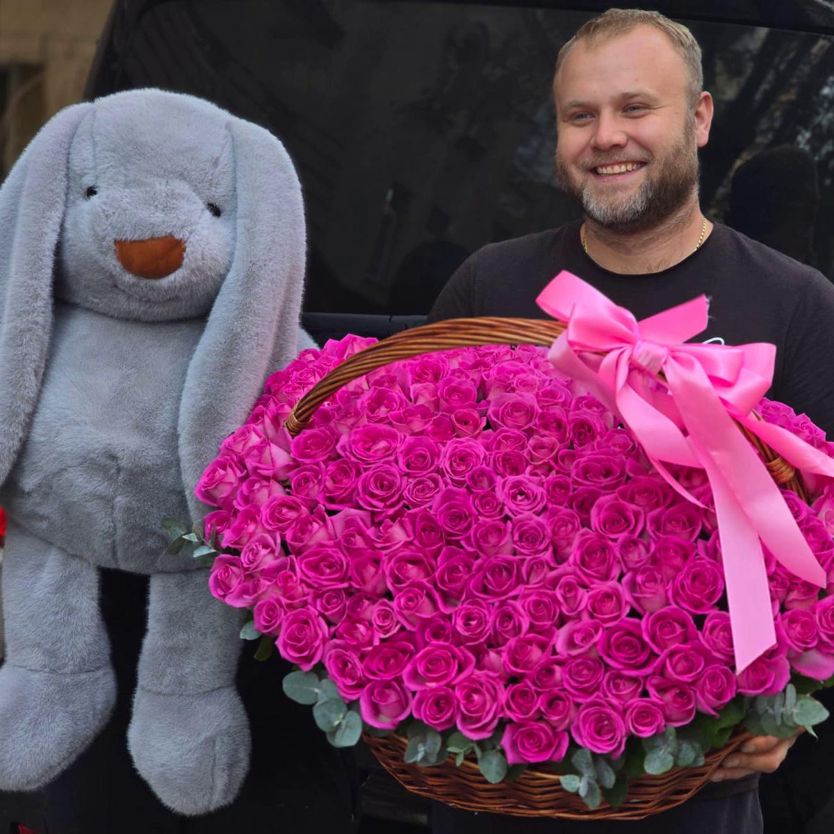 201 малиновая роза в корзине с лентой