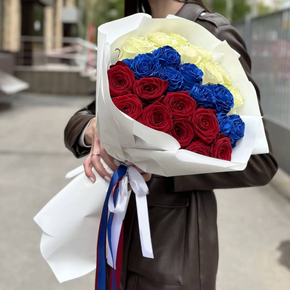Букет из 25 роз в стиле Российского флага