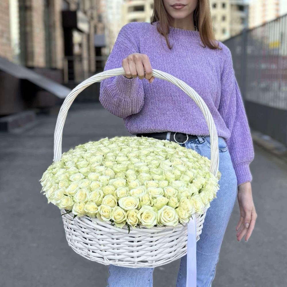 201 белая роза в корзине с лентой