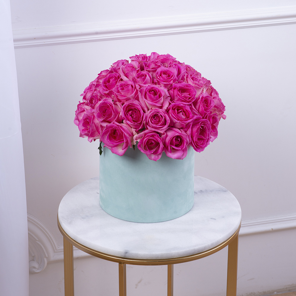 Букет из 51 малиновой розы premium в бархатной шляпной коробке