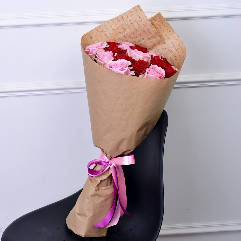 19 разноцветных роз 60 см в крафте