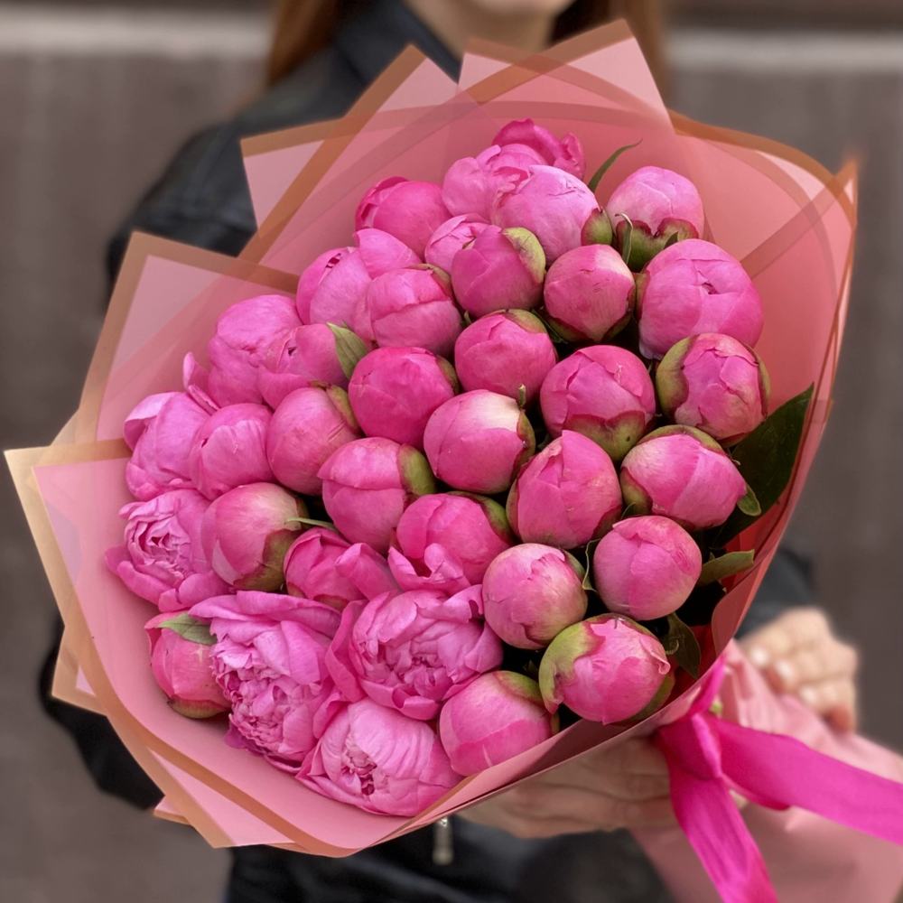 Букет из 35 розовых пионов