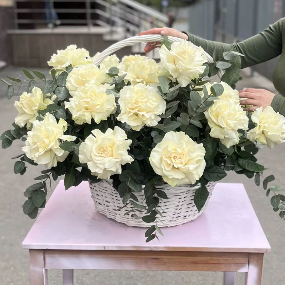 Французская белая роза в корзине 25 шт.